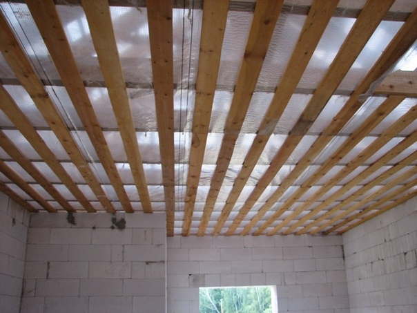 Чем обшить потолок в деревянном доме внутри: варианты отделки дешево и красиво, в том числе - бюджетно своими руками