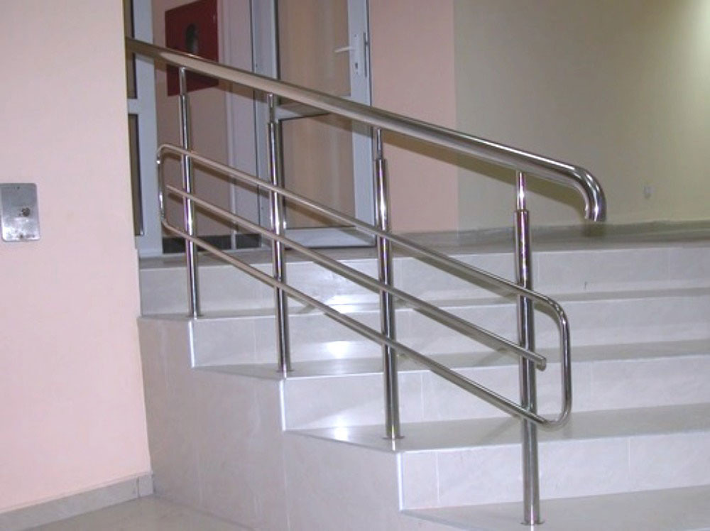 Поручни для лестниц из нержавейки: металлические и хромированные, кованые из стали для римской, фото