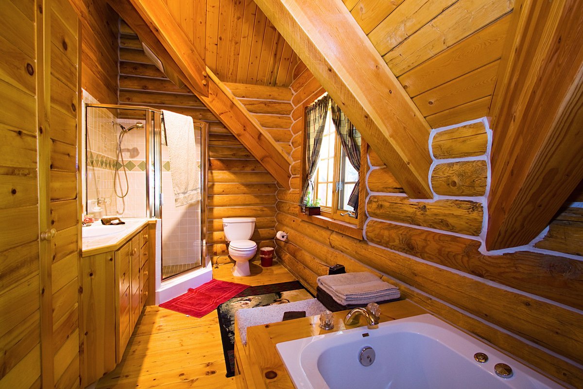 Туалет второго этажа. Санузел в деревянном доме. Ванная в деревянном доме. Отделка ванной комнаты в бревенчатом доме. Ванная комната на даче.