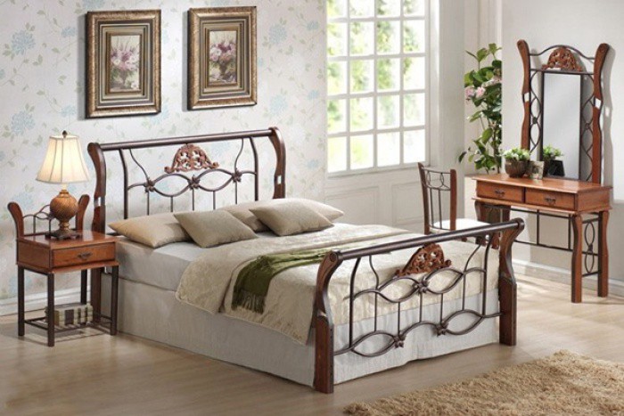 Интерьер спальни с кованой кроватью – идеи обустройства и комбинирования