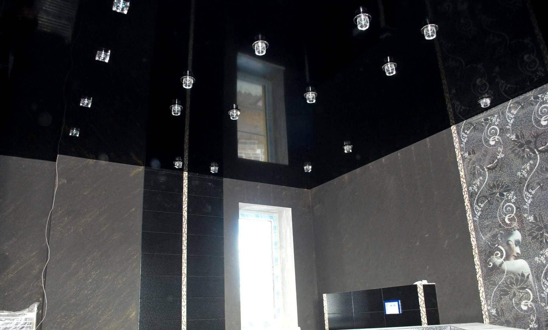 Примеры интерьеров с чёрным потолком - дизайнерские приёмы, сочетание цветов, стили, материалы