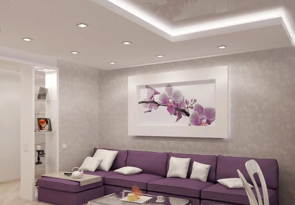 Сиреневый диван в интерьере гостиной: современный дизайн зала в лиловых тонах, фото