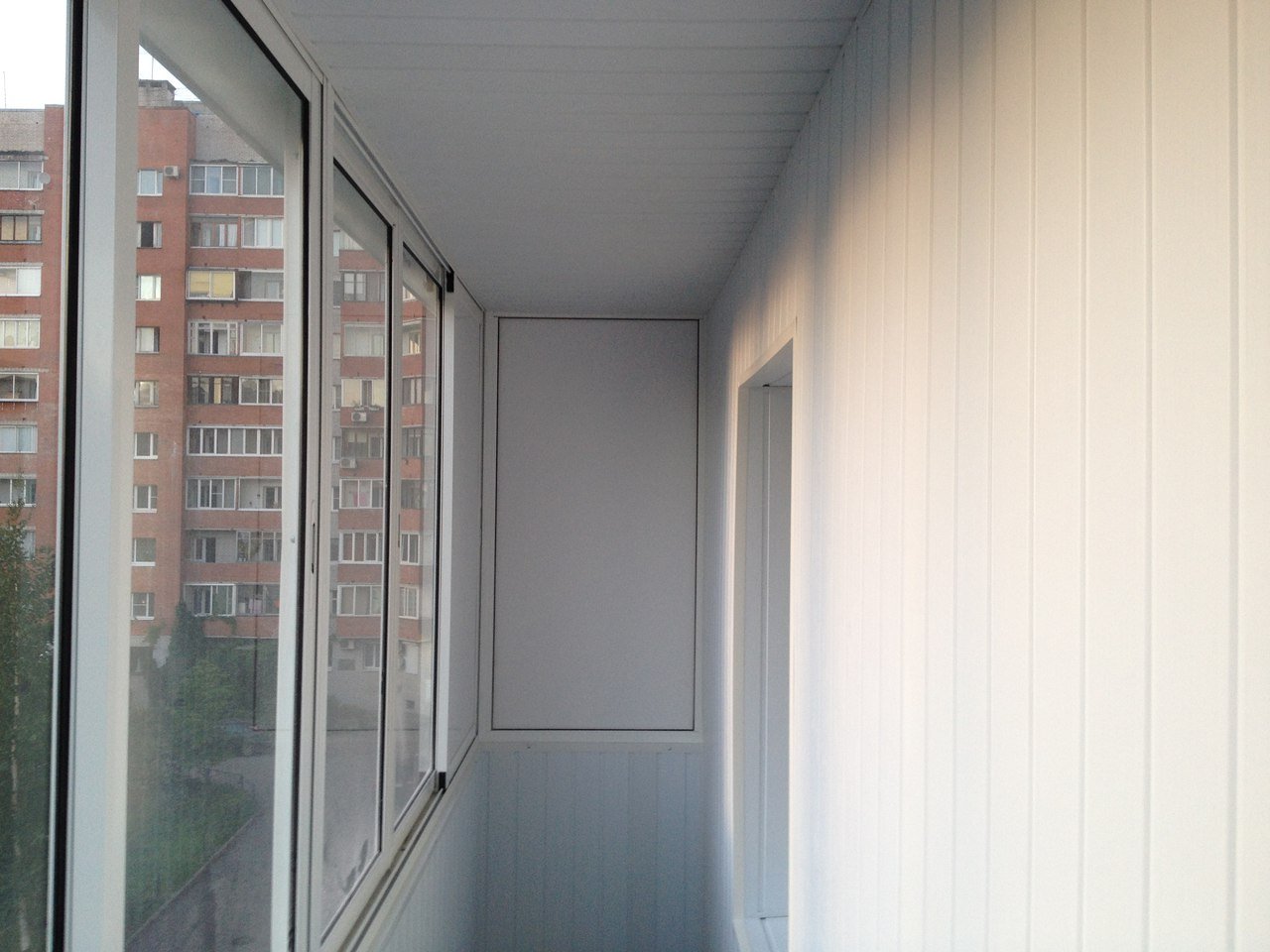 Отделка балконов пластиковыми панелями: плюсы и минусы