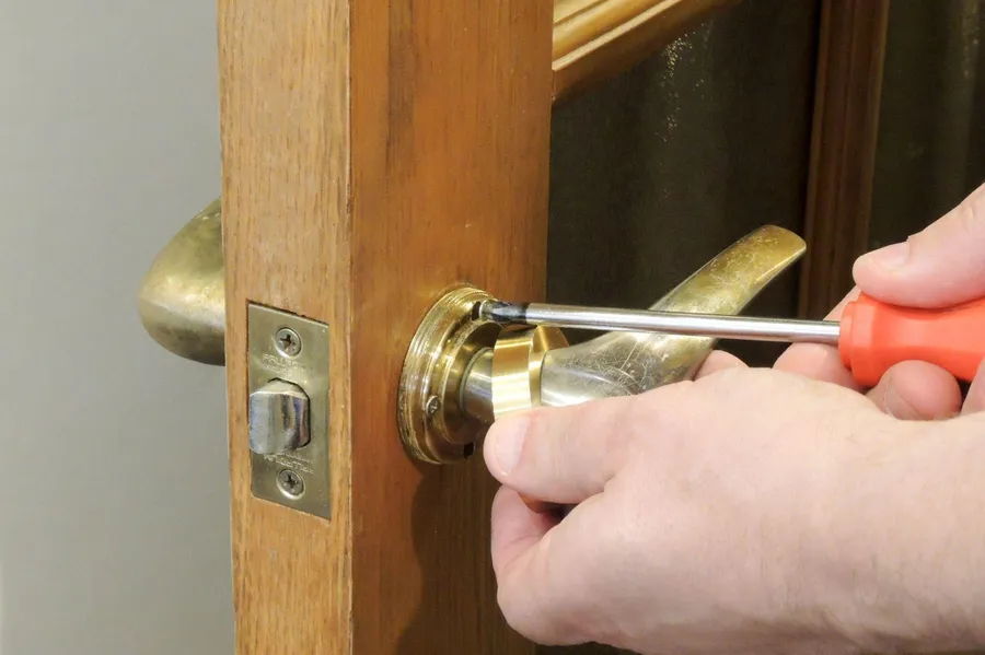 Как снять и разобрать дверную ручку межкомнатной двери