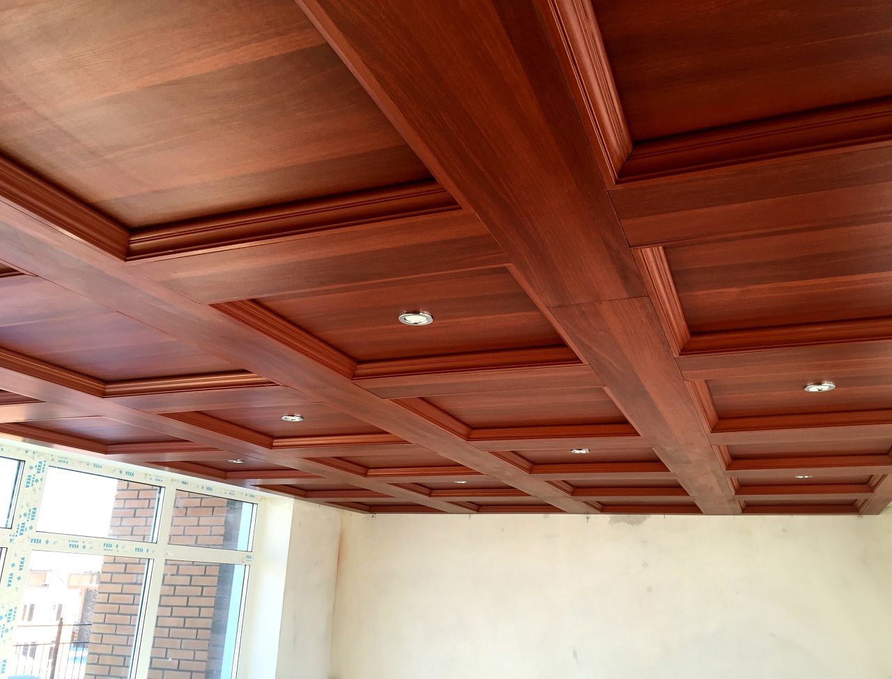 Чем обшить потолок в деревянном доме внутри: варианты отделки дешево и красиво, в том числе - бюджетно своими руками
