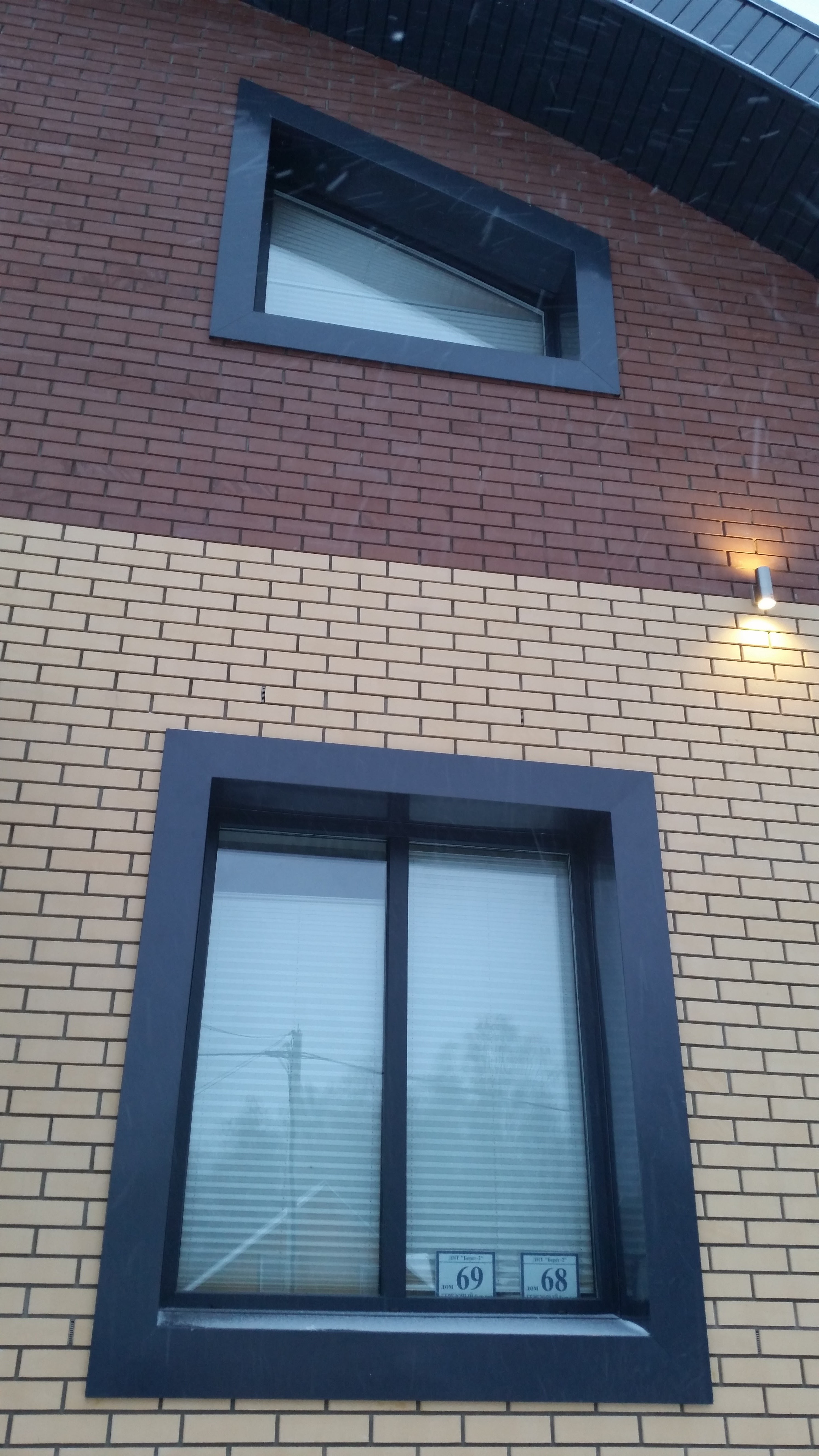 Обрамление окон на фасаде дома металлом