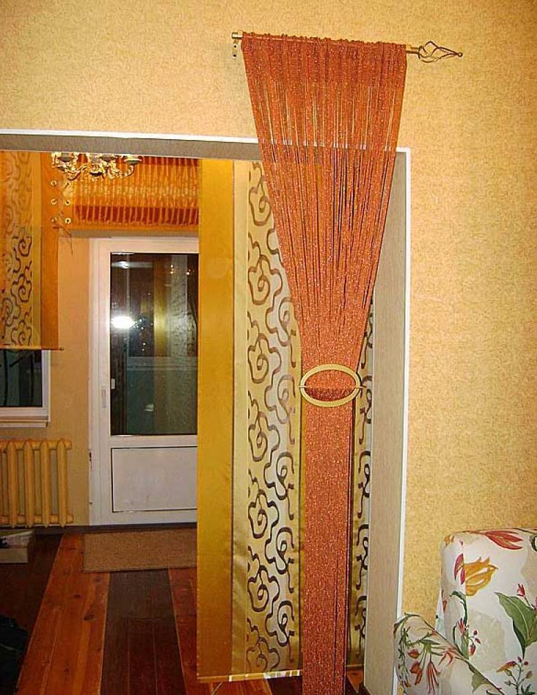 Делаем декоративные шторы на дверной проем своими руками (10 фото)