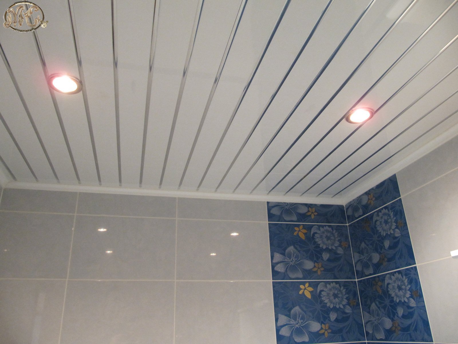 Потолок пвх в комнате. Пластиковый потолок в ванную. Потолочные панели для ванной. Потолочные панели для ванной комнаты. Пластиковые панели для потолка в ванной.