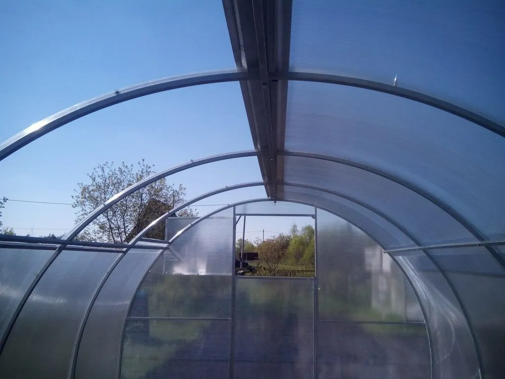 Теплица слава мкс: парник из поликарбоната люкс сп, открывающаяся крыша домиком, отзывы о сдвижных, фермер — технологичный огород