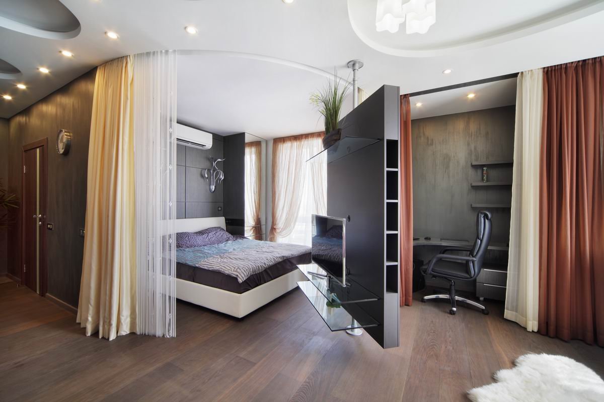 разделить комнату на две зоны спальня и гостиная шторами