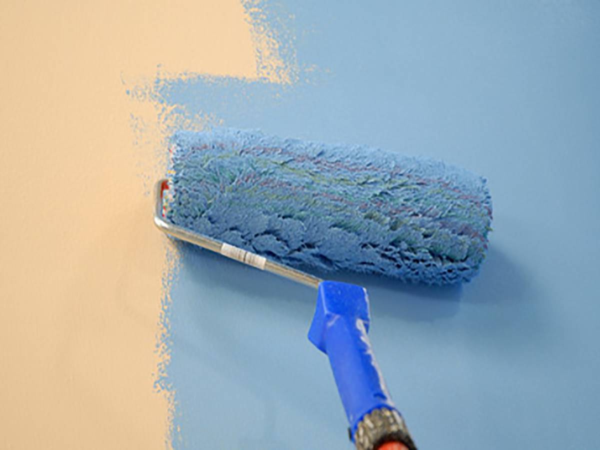 Сколько слоев краски можно наносить. Водоэмульсионная краска для стен. Окраска стен водоэмульсионной краской. Окрашивание стены водоэмульсионкой. Стены Покрашенные водоэмульсионной.