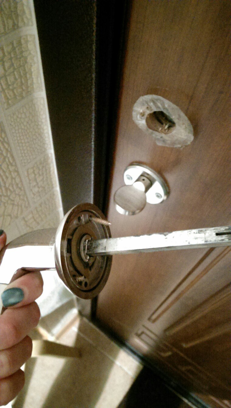 Сломалась межкомнатная ручка. Разболталась ручка входной металлической двери. Разболталась дверная ручка межкомнатной двери. Ручка входной двери разболталась. Расшаталась дверная ручка.