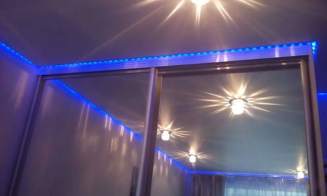Установка светодиодных лент для подсветки потолка