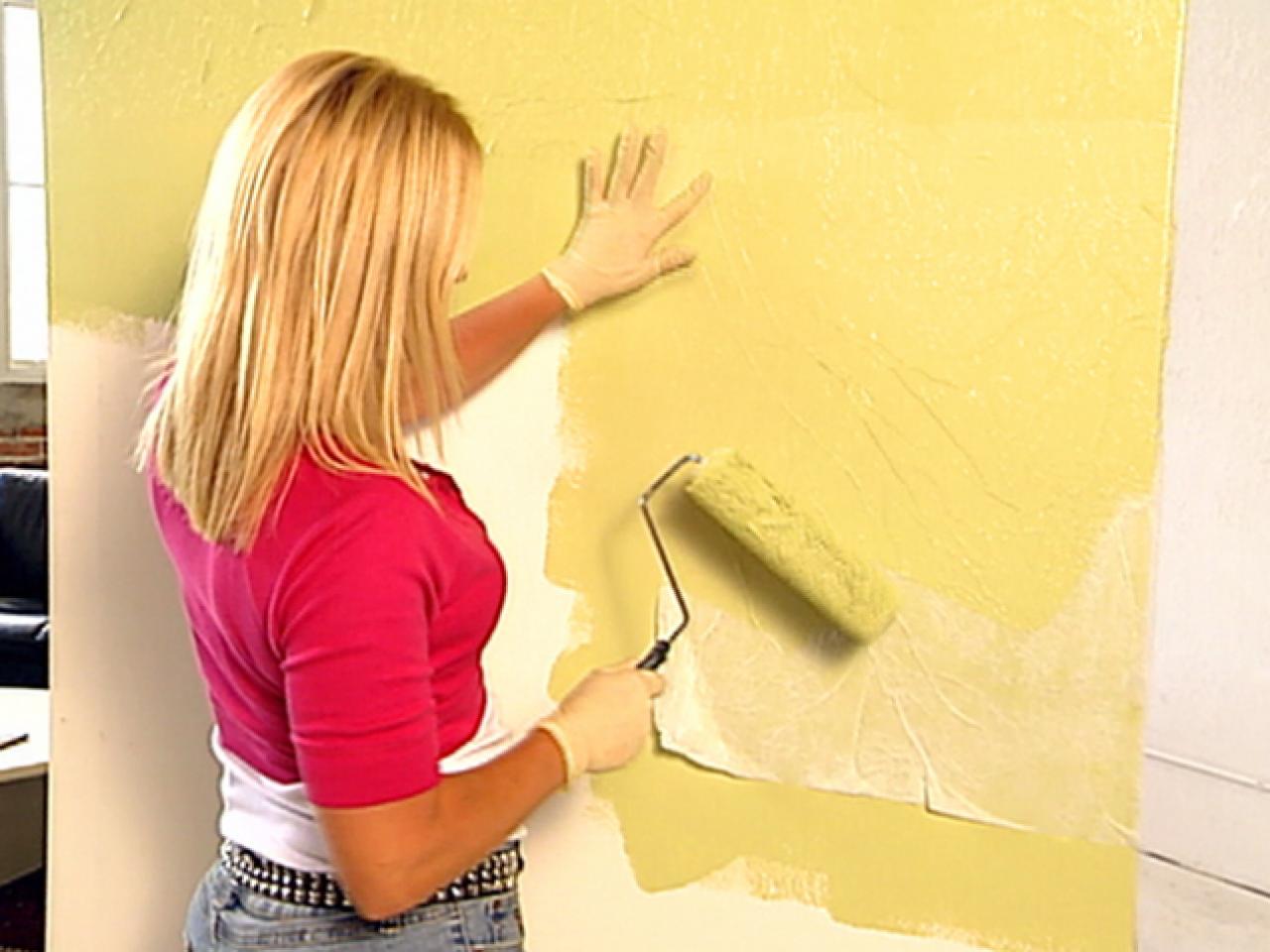 Клеить обои покраска стена. Поклейка обоев покраска стен. Крашенные стены. Поклейка стен обоями под покраску. Клеить обои.