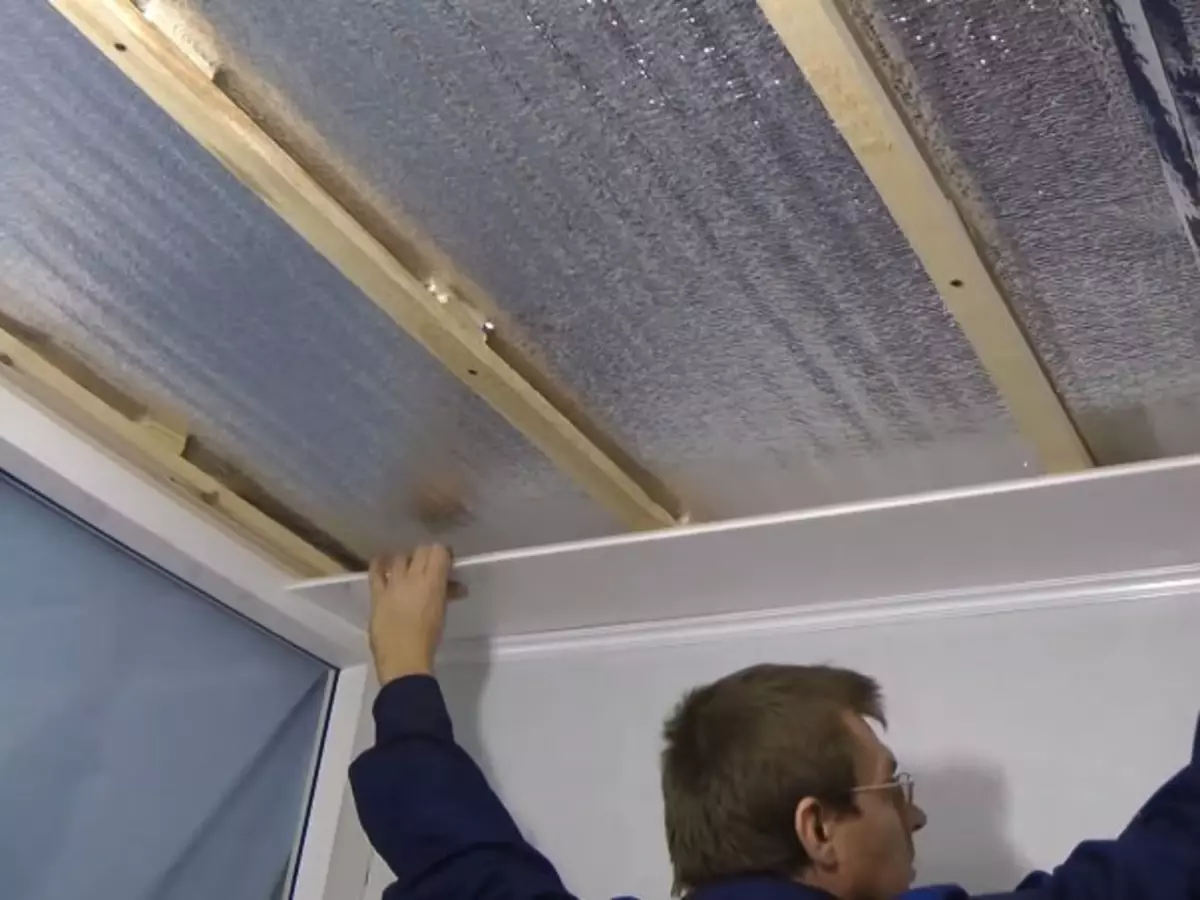 Как крепить пвх панели на потолок. Монтаж потолка из пластиковых панелей. Монтаж пластиковых панелей на потолок. Монтаж потолочных панелей ПВХ. Монтаж ПВХ панелей на потолок.