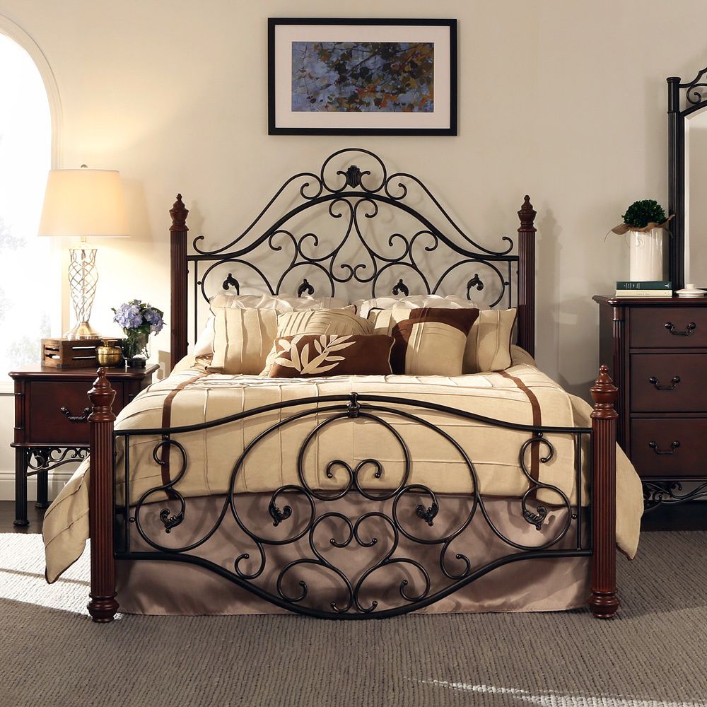 Спальня с кованой кроватью