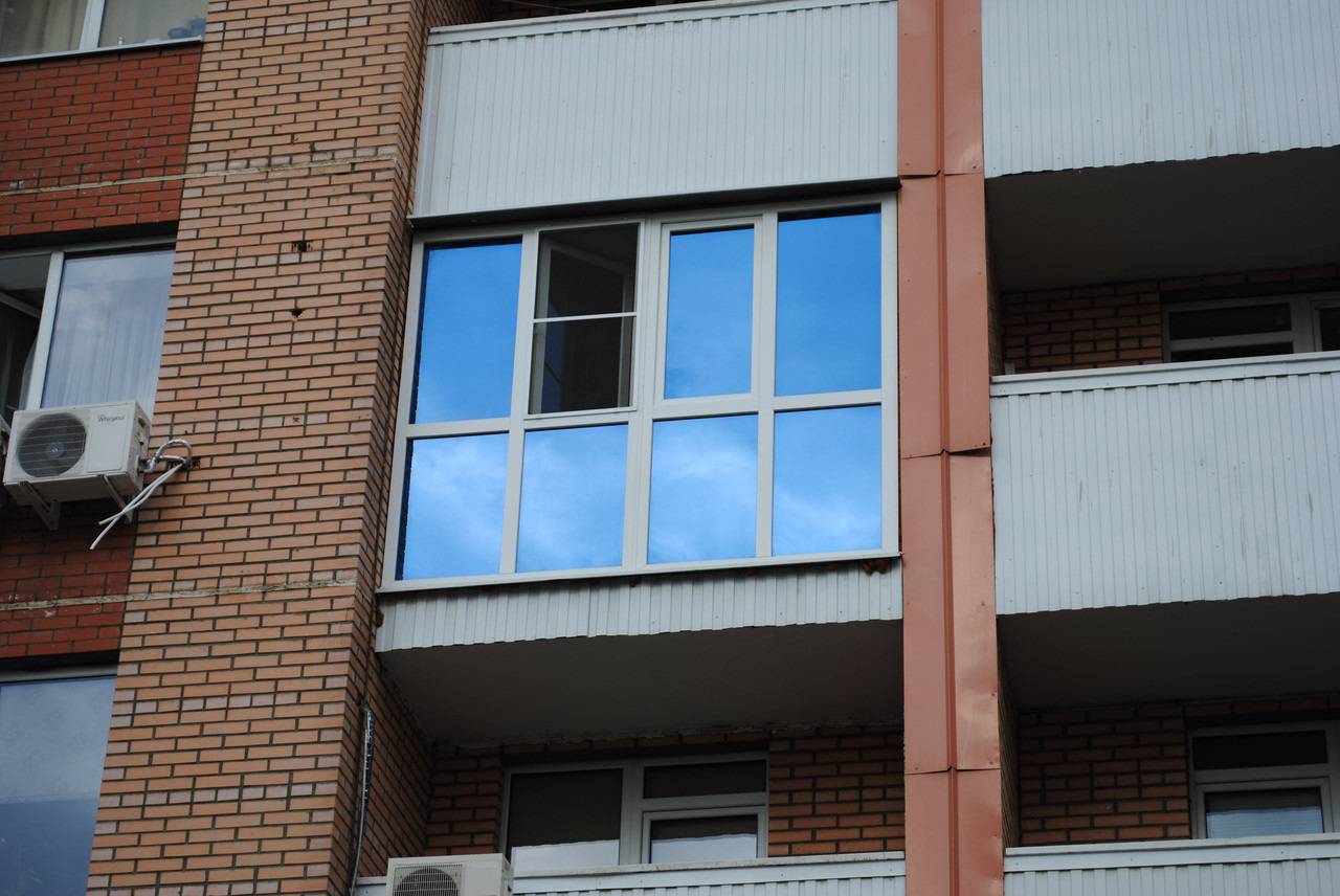 Простая инструкция для тонировки балкона своими руками (+обзор видов пленки)