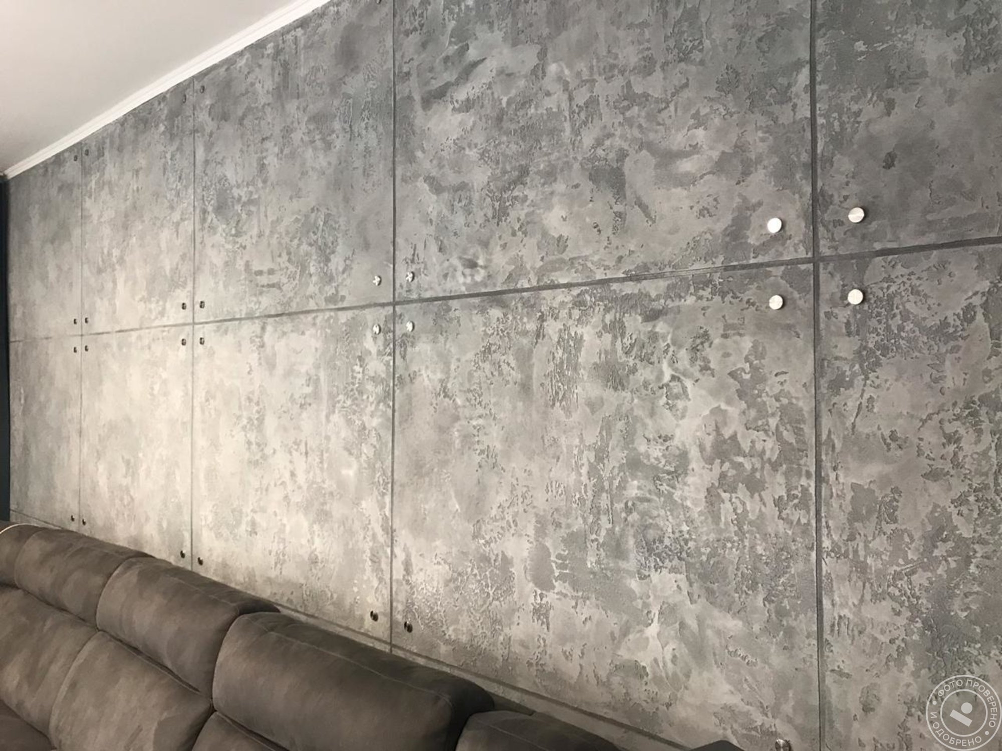 Декоративная штукатурка под бетон для отделки стен подробная техника нанесения своими руками